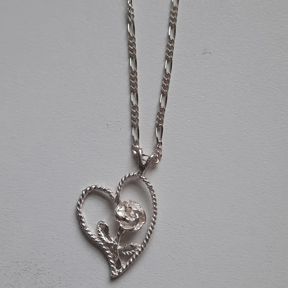 Sterling silver heart and rose pendant with sterling chain - Picture 8 of 9